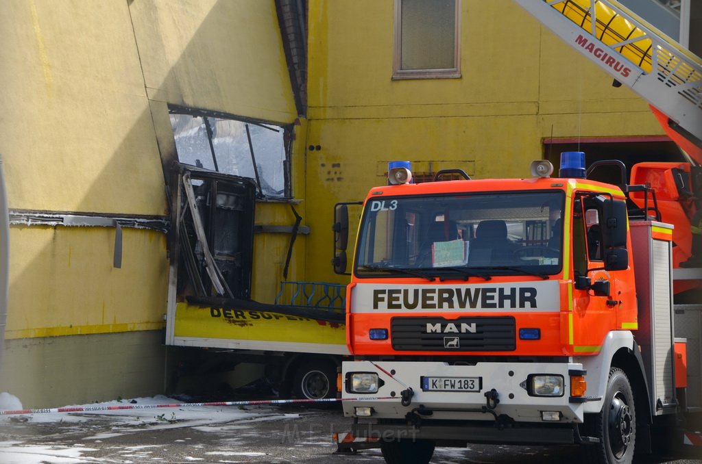 Grossfeuer Poco Lager Koeln Porz Gremberghoven Hansestr P585.JPG - Miklos Laubert